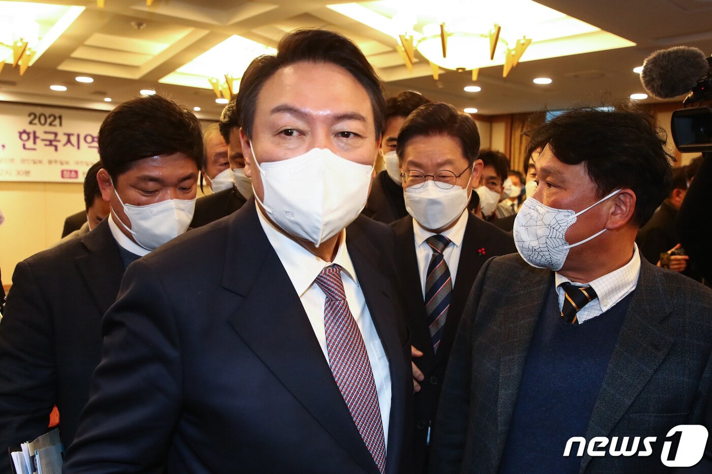 본문 이미지 - 이재명 더불어민주당 대선 후보와 윤석열 국민의힘 대선 후보가 27일 오후 서울 중구 한국프레스센터에서 열린 지방자치대상 및 한국지역발전대상 시상식에 참석한 뒤 행사장을 나서고 있다. 2021.12.27/뉴스1 ⓒ News1 국회사진취재단