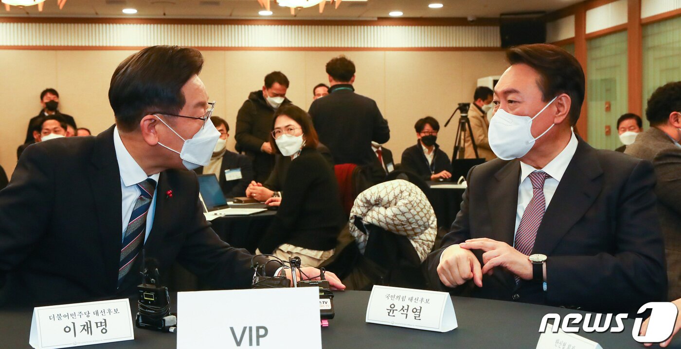 본문 이미지 - 이재명 더불어민주당 대선 후보와 윤석열 국민의힘 대선 후보가 27일 오후 서울 중구 한국프레스센터에서 열린 지방자치대상 및 한국지역발전대상 시상식에서 만나 대화 나누고 있다. 2021.12.27/뉴스1 ⓒ News1 국회사진취재단