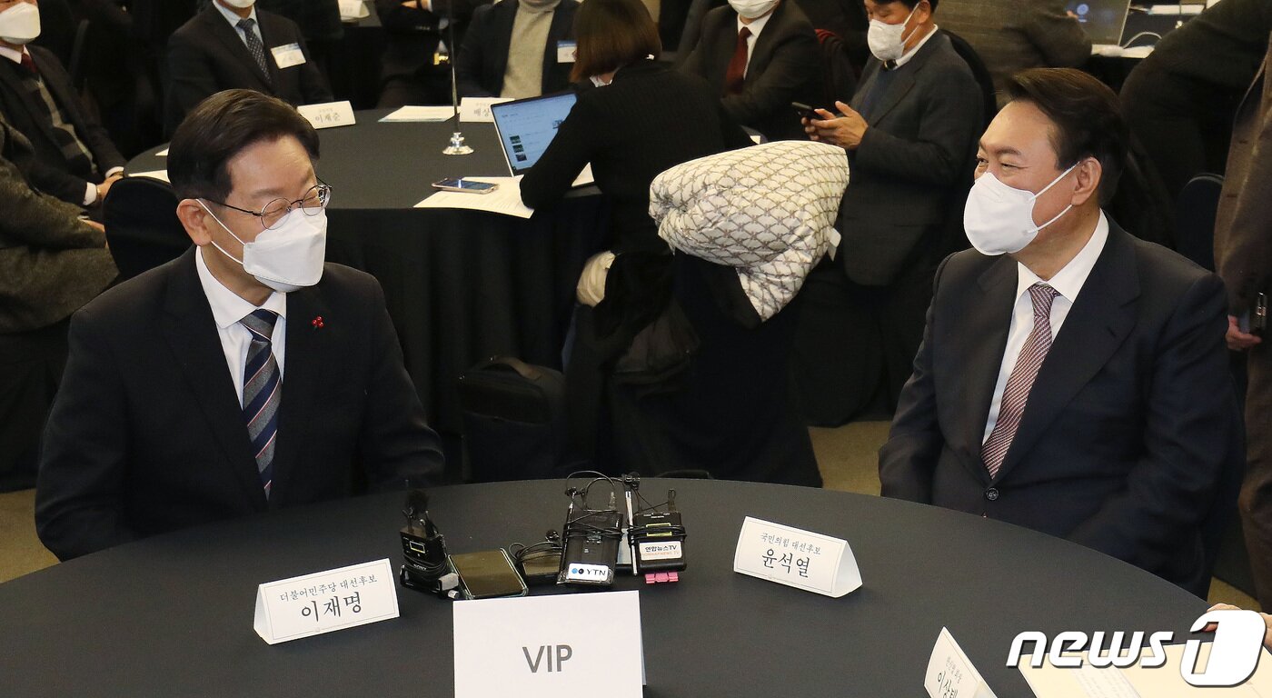 본문 이미지 - 이재명 더불어민주당 대선 후보와 윤석열 국민의힘 대선 후보가 27일 오후 서울 중구 프레스센터에서 한국지방신문협회 주최로 열린 지방자치대상 및 한국지역발전대상 시상식에 참석해 대화를 나누고 있다. 2021.12.27/뉴스1 ⓒ News1 국회사진취재단