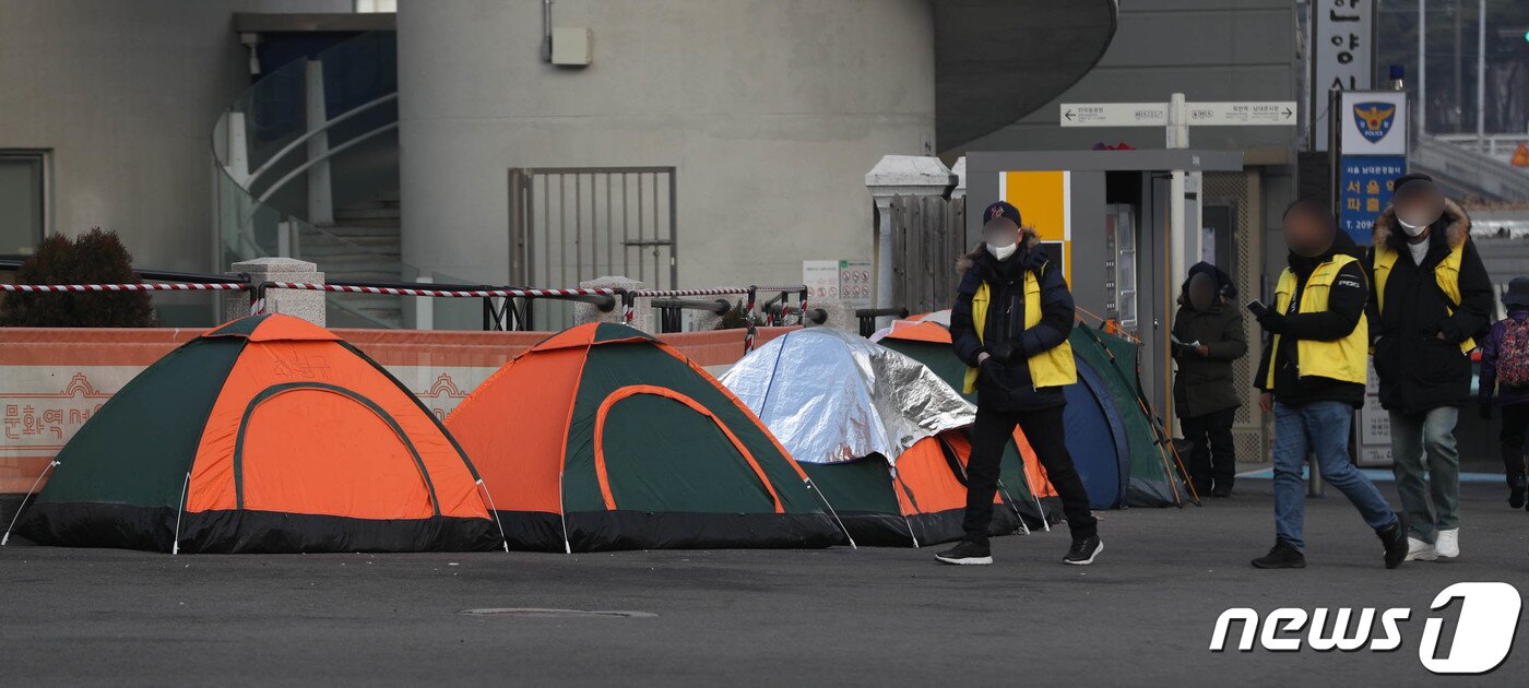 본문 이미지 - 전국이 연일 영하권 날씨를 보이고 있는 28일 오전 서울역 광장에 마련된 노숙인 텐트 모습. 2021.12.28/뉴스1 ⓒ News1 성동훈 기자