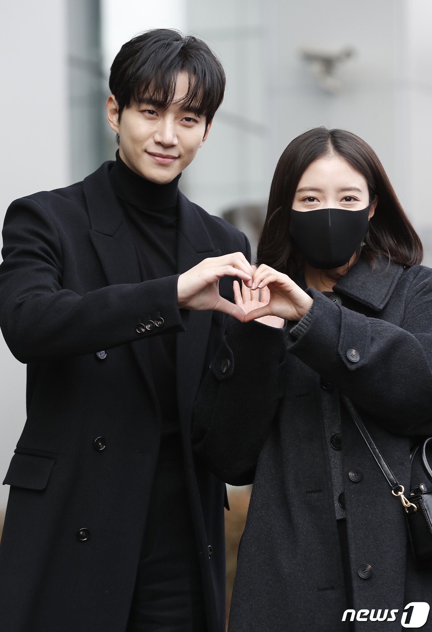 본문 이미지 - '킹소매 커플' 이준호-이세영(오른쪽)이 28일 서울 상암동 MBC에서 진행된 FM4U '정오의 희망곡-김신영입니다' 방송을 위해 들어서며 하트를 그리고 있다. ⓒ News1 권현진 기자