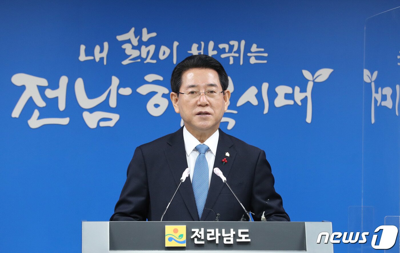 본문 이미지 - 김영록 전남도지사가 28일 도청 브리핑실에서 ‘2021년 송년기자회견’을 갖고 2020년 도정 주요성과와 2022년 도정 운영방향에 대해 발표하고 있다.(전남도 제공) 2021.12.28/뉴스1 ⓒ News1