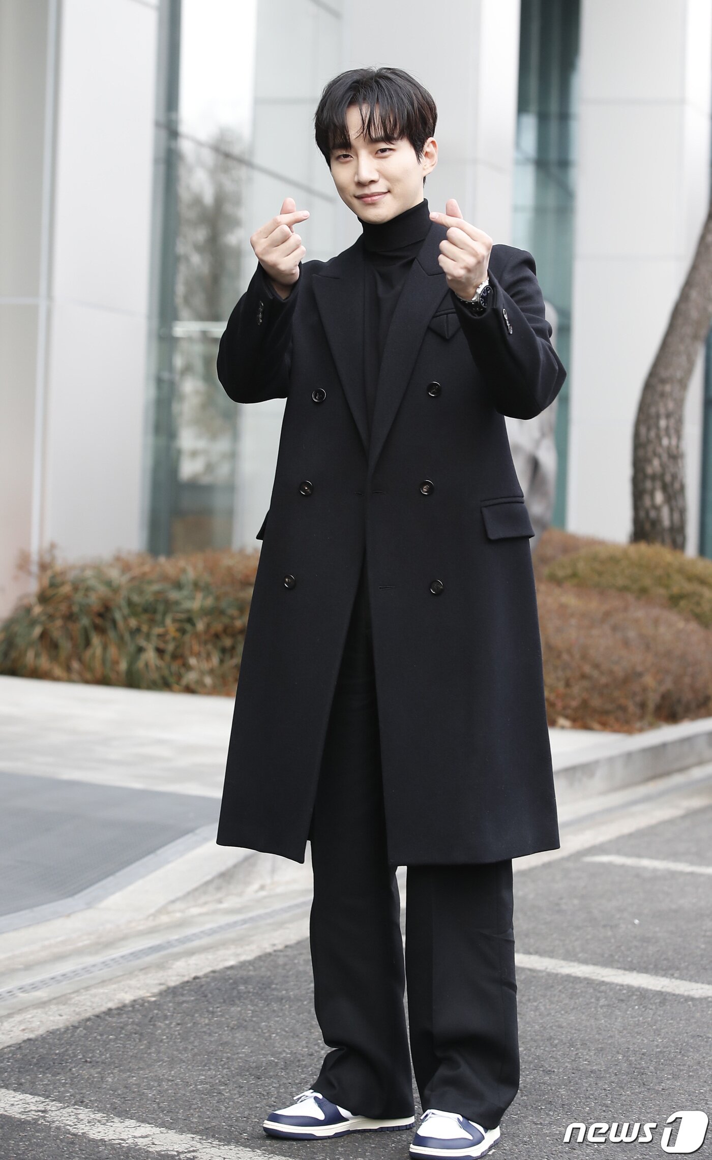 본문 이미지 - '배우 이준호가 28일 서울 상암동 MBC에서 진행된 FM4U '정오의 희망곡-김신영입니다' 라디오 방송에 참석하며 인사를 하고 있다. ⓒ News1 권현진 기자