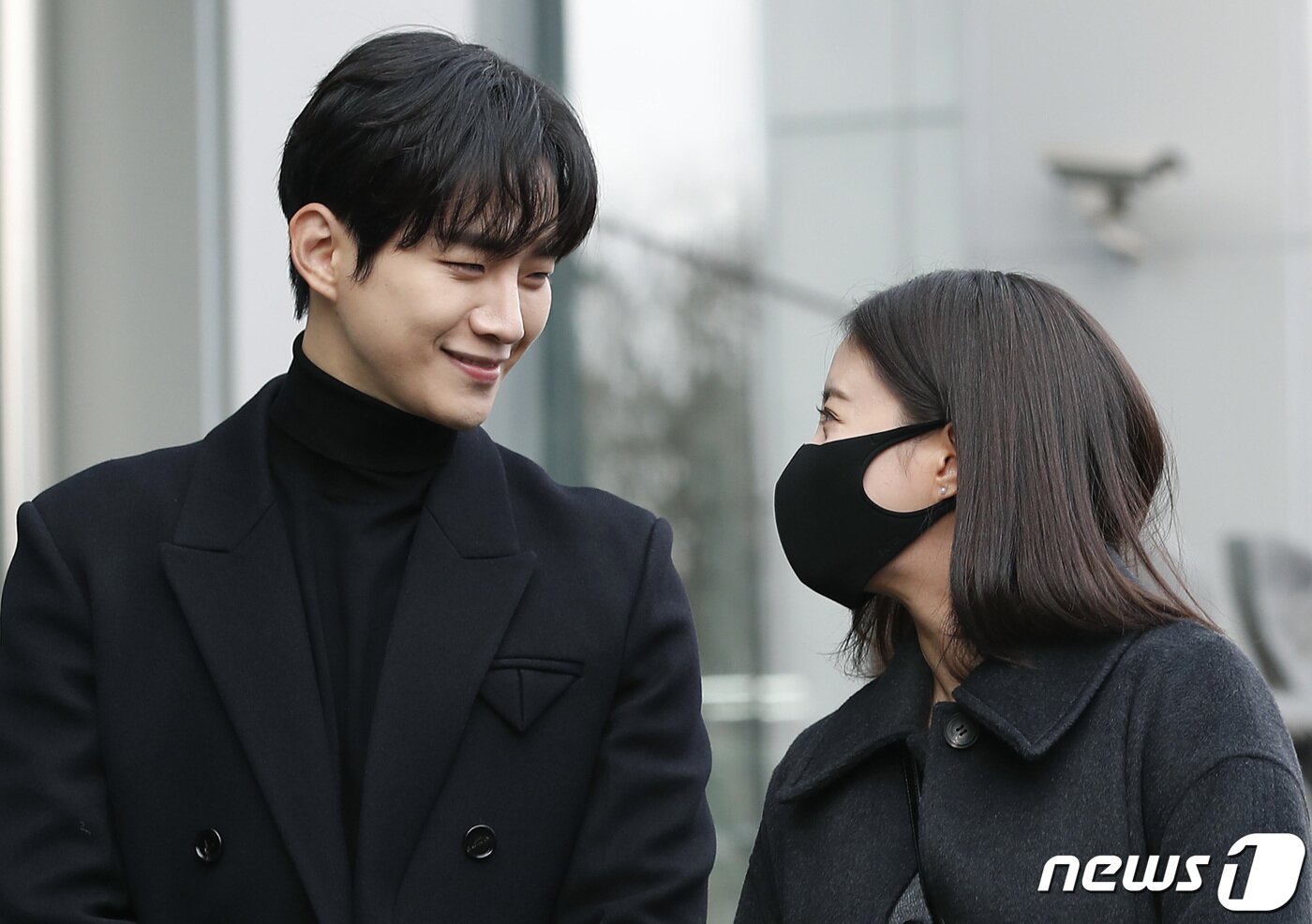 본문 이미지 - '옷소매 붉은 끝동' 배우 이준호, 이세영(오른쪽)이 28일 서울 상암동 MBC에서 진행된 FM4U '정오의 희망곡-김신영입니다' 라디오 방송에 참석하고 있다.  ⓒ News1 권현진 기자