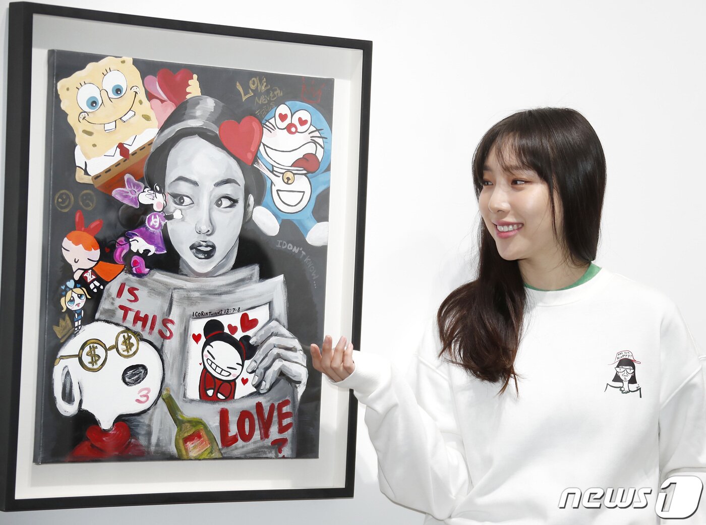 본문 이미지 - 모델 겸 탤런트 이진이가 28일 오후 서울 강남구 피카프로젝트 청담본점에서 열린 첫 개인전 '이진이 초대전: 당신은 행복한가요' 기자간담회에 앞서 포즈를 취하고 있다.  ⓒ News1 권현진 기자