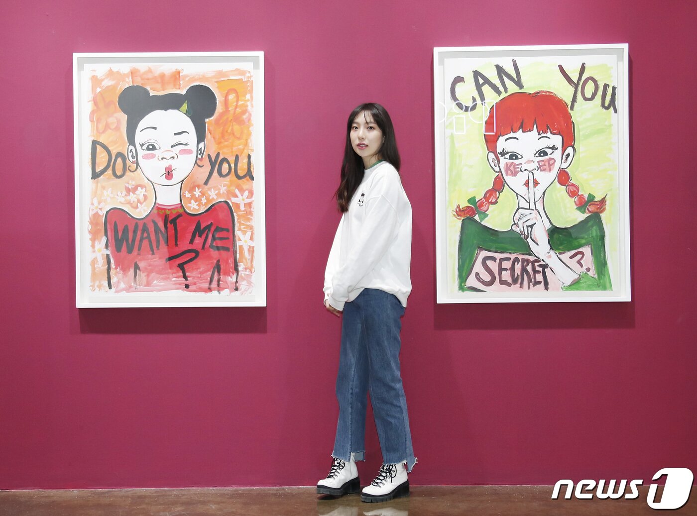 본문 이미지 - '황신혜 딸' 모델 이진이가 28일 오후 서울 강남구 피카프로젝트 청담본점에서 열린 첫 개인전 '이진이 초대전: 당신은 행복한가요' 기자간담회에 앞서 포즈를 취하고 있다. ⓒ News1 권현진 기자