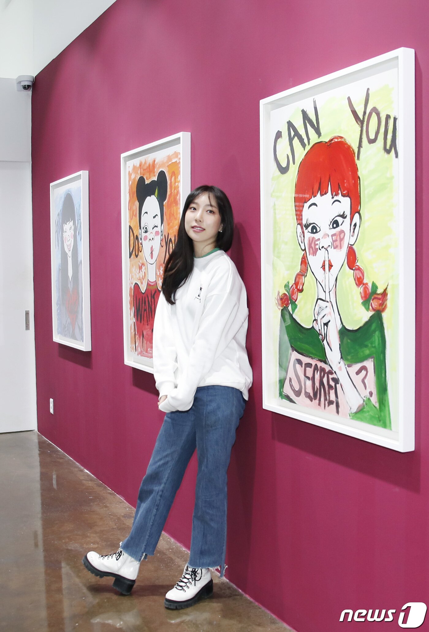 본문 이미지 - 모델 이진이가 28일 오후 서울 강남구 피카프로젝트 청담본점에서 열린 첫 개인전 '이진이 초대전: 당신은 행복한가요' 기자간담회에 앞서 포토타임을 갖고 있다. ⓒ News1 권현진 기자