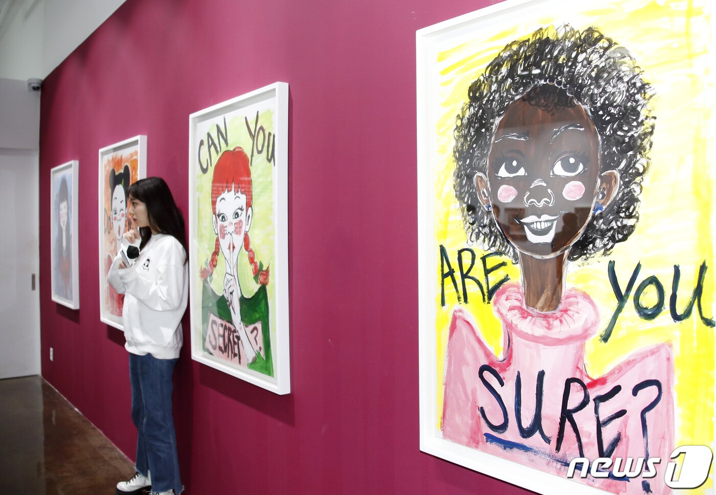 본문 이미지 - 작가로 변신한 모델 이진이가 28일 오후 서울 강남구 피카프로젝트 청담본점에서 열린 첫 개인전 '이진이 초대전: 당신은 행복한가요' 기자간담회에 앞서 포즈를 취하고 있다. ⓒ News1 권현진 기자