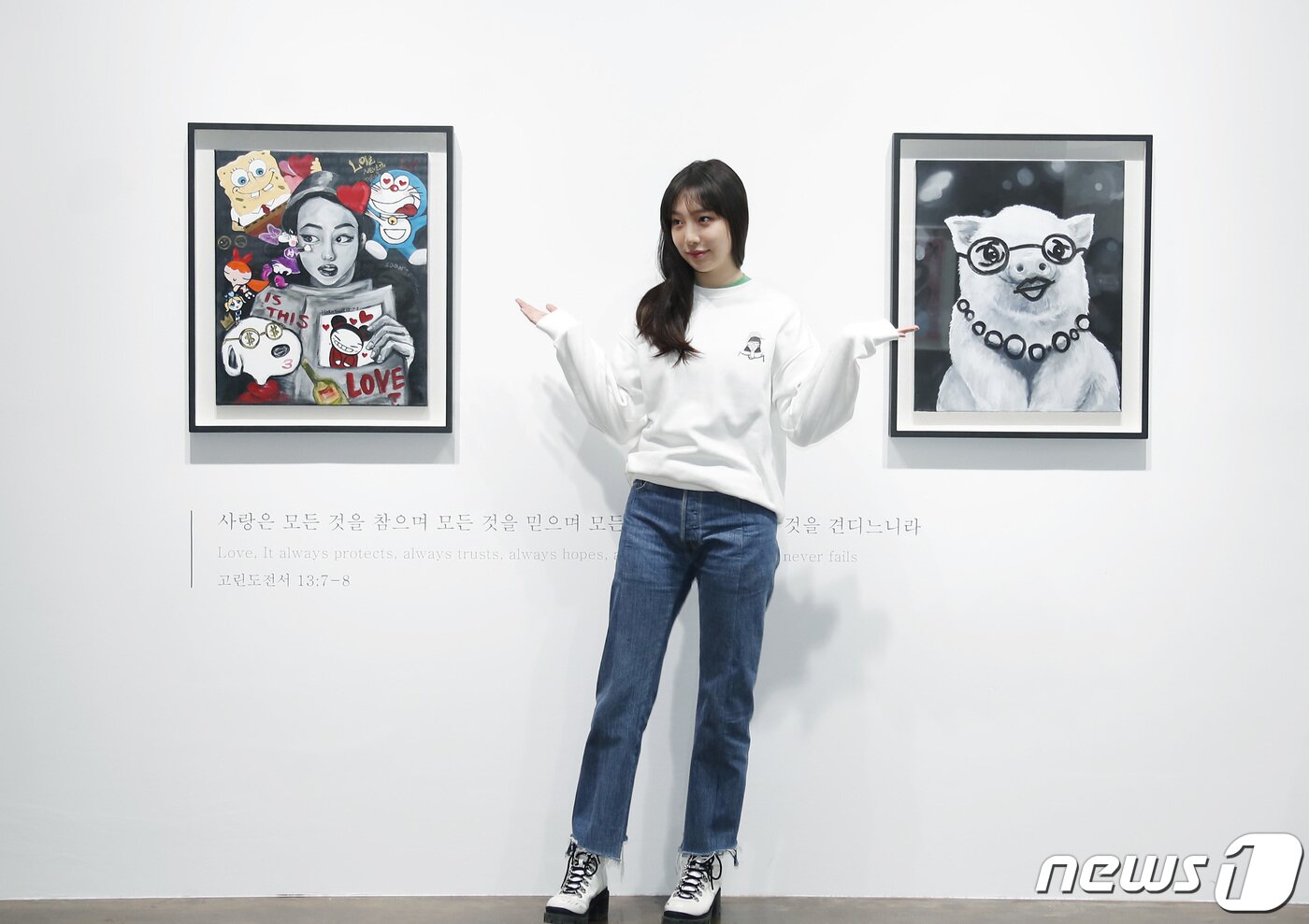 본문 이미지 - '황신혜 딸' 모델 이진이가 28일 오후 서울 강남구 피카프로젝트 청담본점에서 열린 첫 개인전 '이진이 초대전: 당신은 행복한가요' 기자간담회에서 자신의 작품을 소개하고 있다. ⓒ News1 권현진 기자