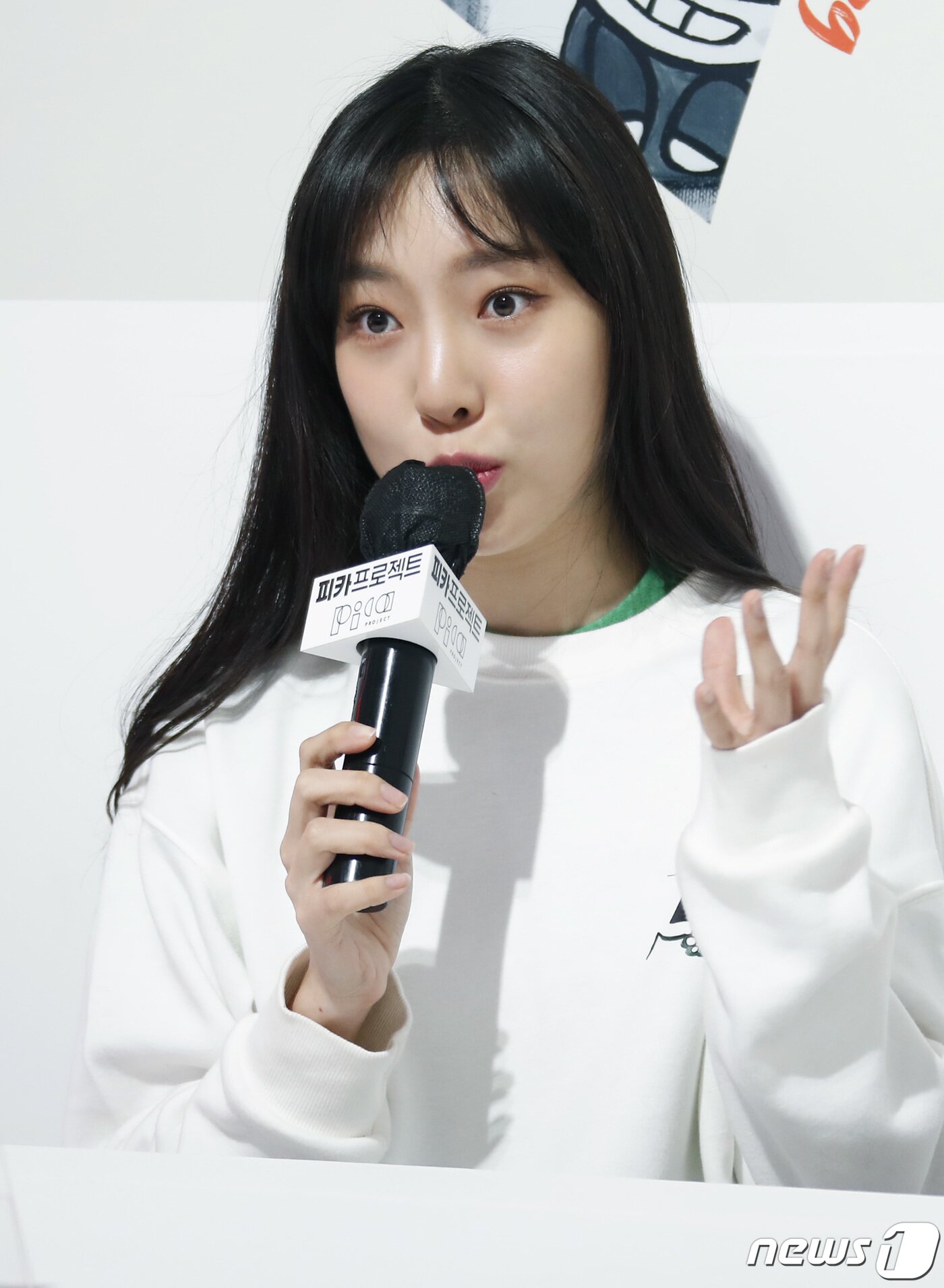 본문 이미지 - '황신혜 딸' 모델 이진이가 28일 오후 서울 강남구 피카프로젝트 청담본점에서 열린 첫 개인전 '이진이 초대전: 당신은 행복한가요' 기자간담회에 참석해 취재진 질문에 답하고 있다. ⓒ News1 권현진 기자