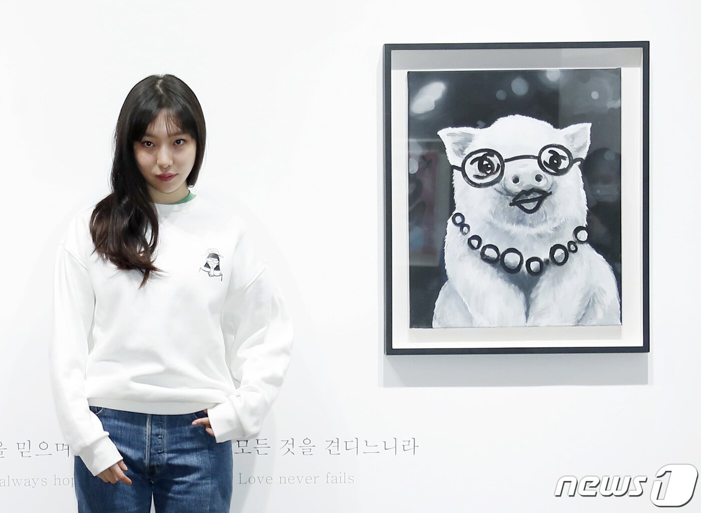 본문 이미지 - 모델 겸 탤런트 이진이가 28일 오후 서울 강남구 피카프로젝트 청담본점에서 열린 첫 개인전 '이진이 초대전: 당신은 행복한가요' 기자간담회에 앞서 자신의 작품 '샤넬돼지' 옆에서 포즈를 취하고 있다. ⓒ News1 권현진 기자