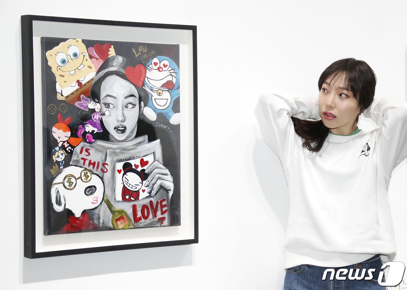 본문 이미지 - 작가로 변신한 모델 이진이가 28일 오후 서울 강남구 피카프로젝트 청담본점에서 열린 첫 개인전 '이진이 초대전: 당신은 행복한가요' 기자간담회에 참석해 작품을 설명하고 있다. ⓒ News1 권현진 기자