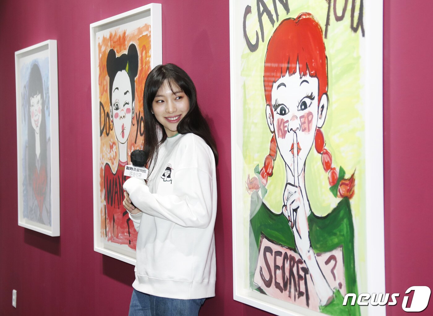 본문 이미지 - 모델 이진이가 28일 오후 서울 강남구 피카프로젝트 청담본점에서 열린 첫 개인전 '이진이 초대전: 당신은 행복한가요' 기자간담회에 참석해 자신의 작품을 설명하고 있다. ⓒ News1 권현진 기자