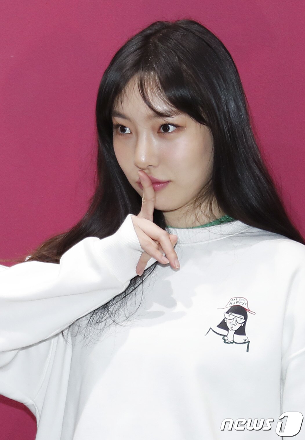 본문 이미지 - '황신혜 딸' 모델 이진이가 28일 오후 서울 강남구 피카프로젝트 청담본점에서 열린 첫 개인전 '이진이 초대전: 당신은 행복한가요' 기자간담회에 참석해 포즈를 취하고 있다. ⓒ News1 권현진 기자