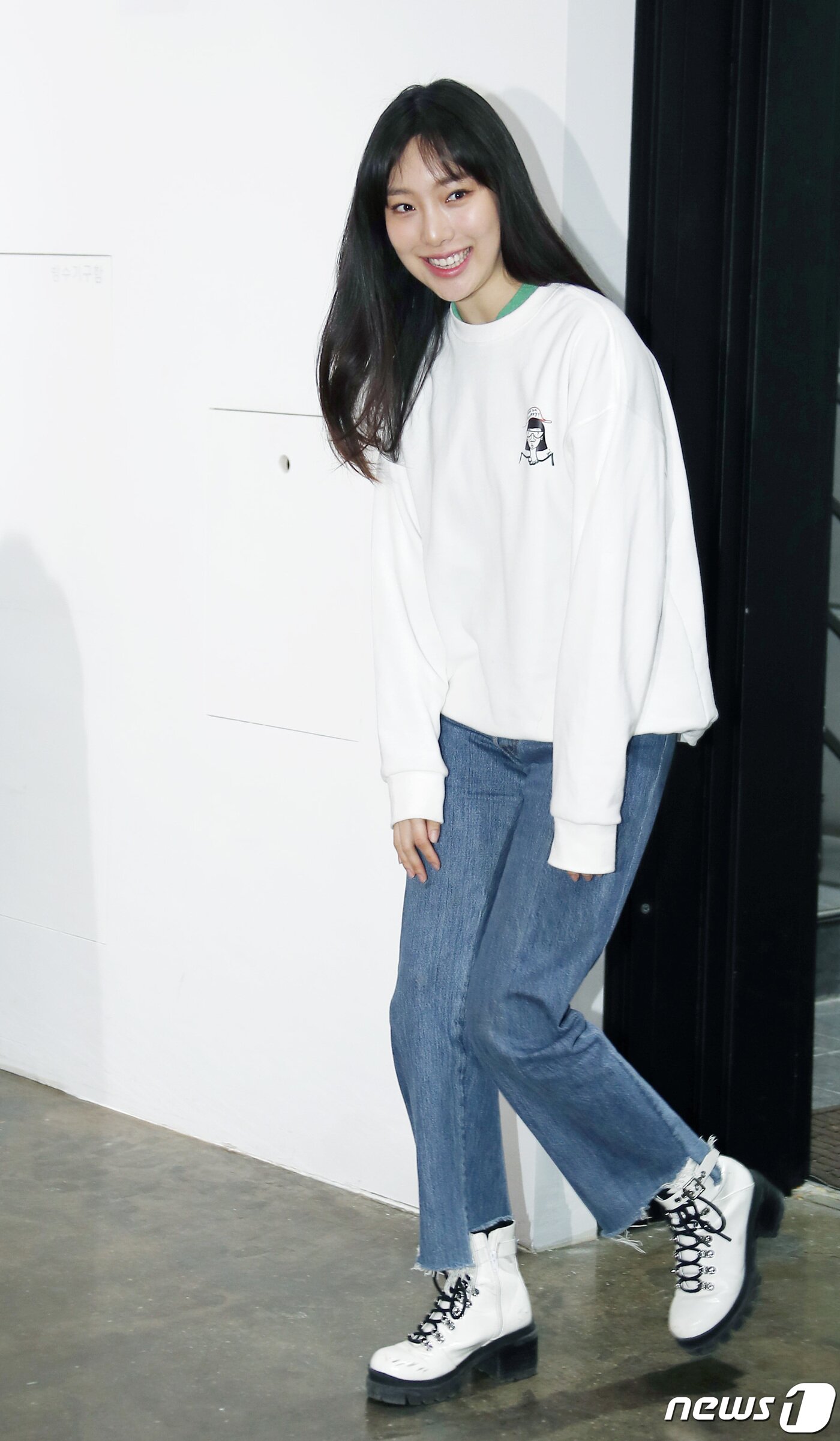 본문 이미지 - 작가로 변신한 모델 이진이가 28일 오후 서울 강남구 피카프로젝트 청담본점에서 열린 첫 개인전 '이진이 초대전: 당신은 행복한가요' 기자간담회에 참석하고 있다. ⓒ News1 권현진 기자