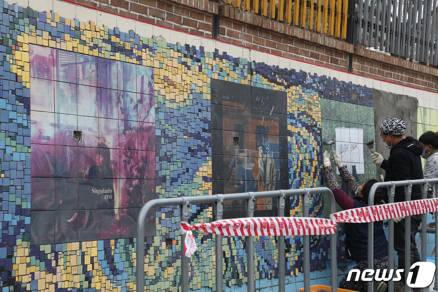 (대구=뉴스1) 공정식 기자 = 방탄소년단(BTS)의 멤버 '뷔(본명·김태형)'의 생일을 앞두고 28일 오후 모교인 대구 서구 비산동 대성초등학교 외벽에 높이 2m·길이 33m 크 …