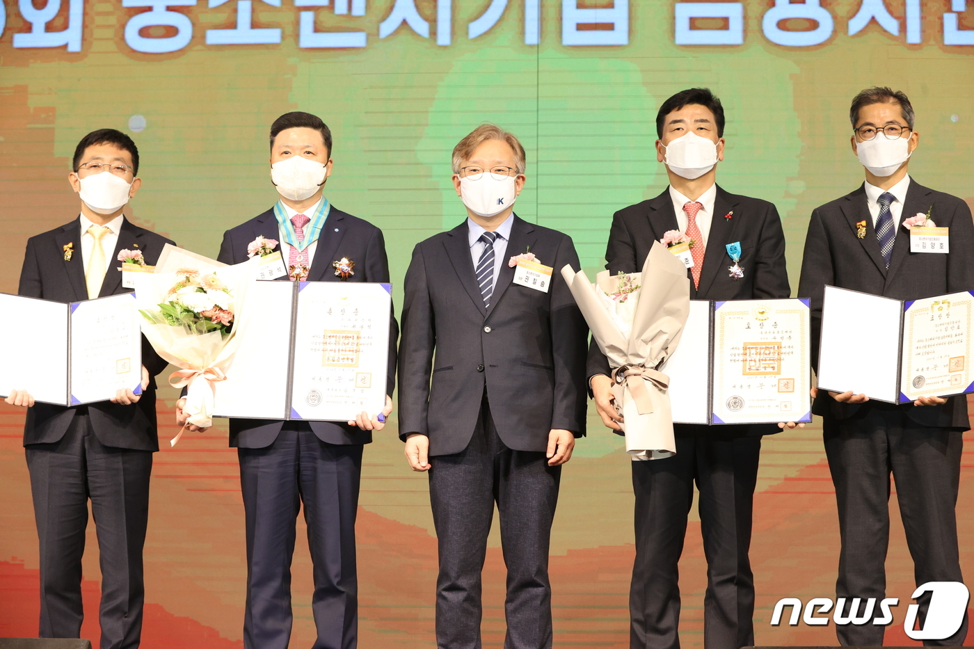 (서울=뉴스1) = 28일 서울 여의도 중소기업중앙회에서 열린 제26회 중소벤처기업 금융지원 시상식에서 권칠승 중소벤처기업부 장관과 수상자들이 기념촬영을 하고 있다.왼쪽부터 대통령 …