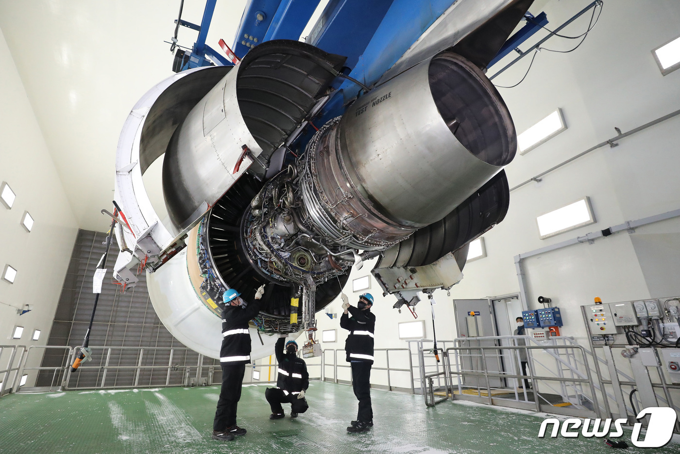 (서울=뉴스1) 임세영 기자 = 지난 27일 인천 중구 영종순환로 대한항공 엔진 테스트셀에서 정비사들이 A330에 사용되는 PW 4170 엔진을 정비하고 있다. 대한항공 엔진테스트 …