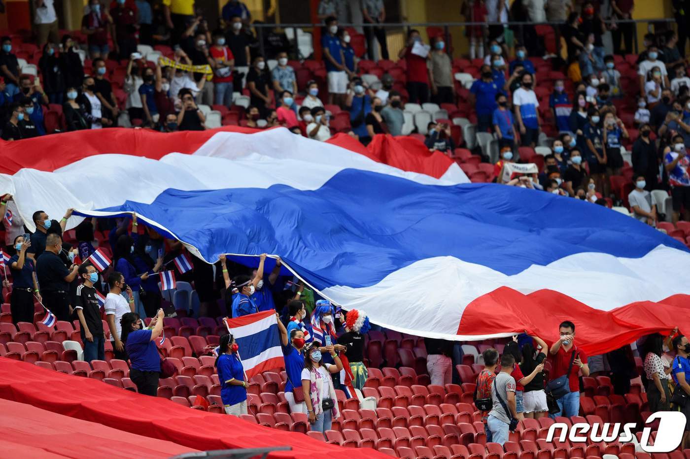 본문 이미지 - 태국 축구대표팀을 응원하는 팬들의 모습 ⓒ AFP=뉴스1