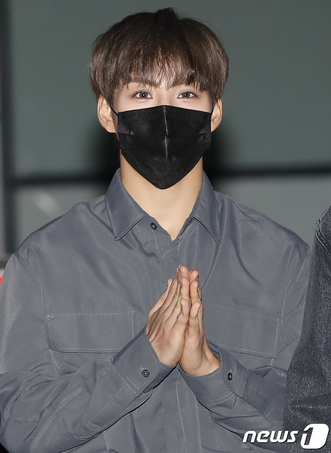 (서울=뉴스1) 권현진 기자 = '야생돌' 보이그룹 TAN 성혁이 28일 오후 서울 강남구 한 스튜디오에서 진행된 네이버 나우 'TIME TO TAN' 방송을 위해 들어서며 인사를 …