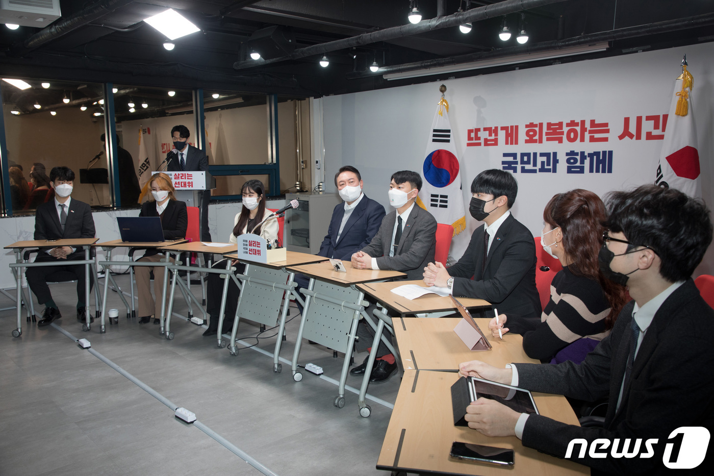 (서울=뉴스1) 구윤성 기자 = 윤석열 국민의힘 대선 후보가 28일 서울 여의도 중앙당사에서 열린 중앙당 대학생 위원들과의 양성평등 관련 간담회 '하나된 국민 모두에게 듣겠습니다' …