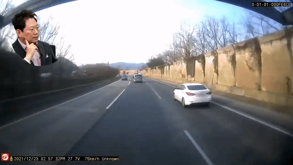 본문 이미지 - 신차 4대를 싣고 가던 카 캐리어 운전자가 아반떼와 스타렉스 차량과 후미 추돌했다. (유튜브 '한문철TV' 갈무리) ⓒ 뉴스1