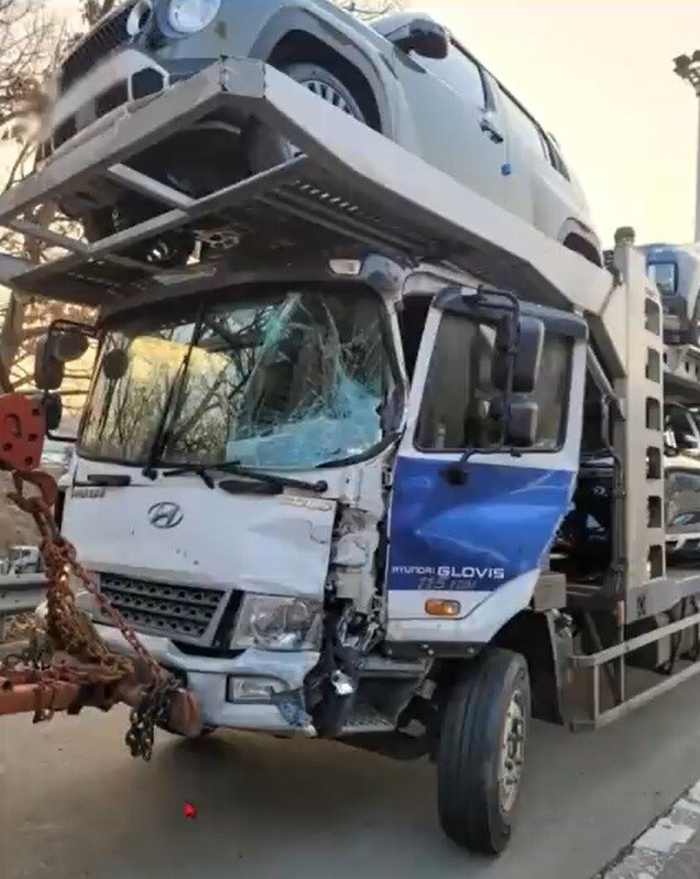 본문 이미지 - 사고 당시 카 캐리어 상태. (유튜브 '한문철TV' 갈무리) ⓒ 뉴스1