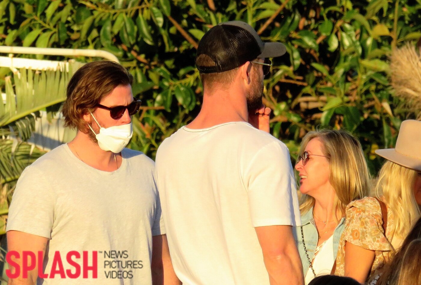 본문 이미지 - 리암 헴스워스(왼쪽)와 크리스 헴스워스 / 사진제공=Splash News ⓒ 뉴스1