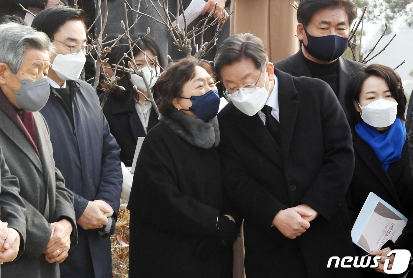 본문 이미지 - 이재명 더불어민주당 대선 후보가 29일 오전 경기 남양주시 마석 모란공원 묘역에서 열린 민주주의자 고 김근태 선생 10주기 추모행사에서 부인 인재근 의원과 대화하고 있다. 2021.12.29/뉴스1 ⓒ News1 국회사진취재단