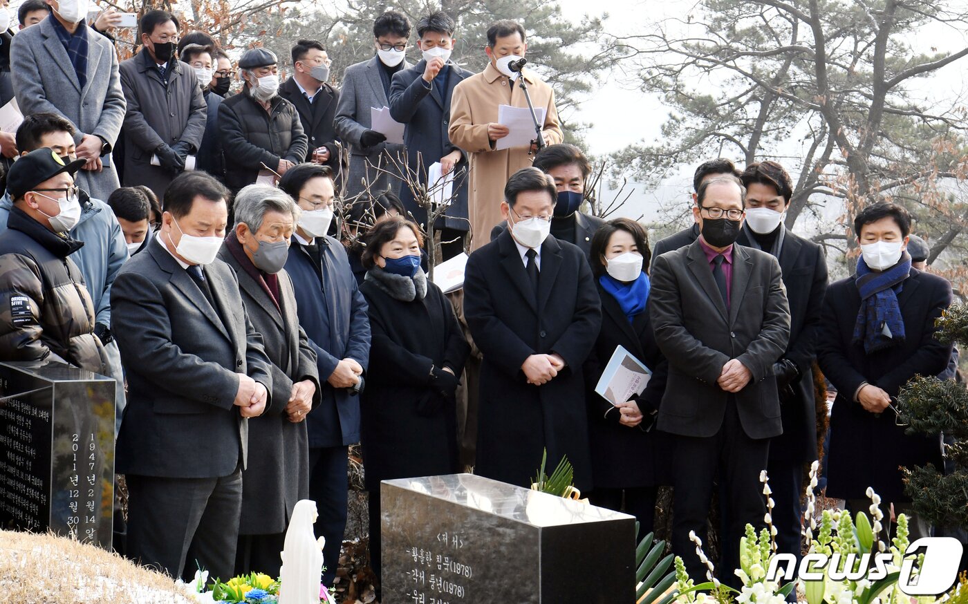 본문 이미지 - 이재명 더불어민주당 대선 후보가 29일 오전 경기 남양주시 마석 모란공원 묘역에서 열린 민주주의자 고 김근태 선생 10주기 추모행사에 참석해 고인을 추모하고 있다. 2021.12.29/뉴스1 ⓒ News1 국회사진취재단