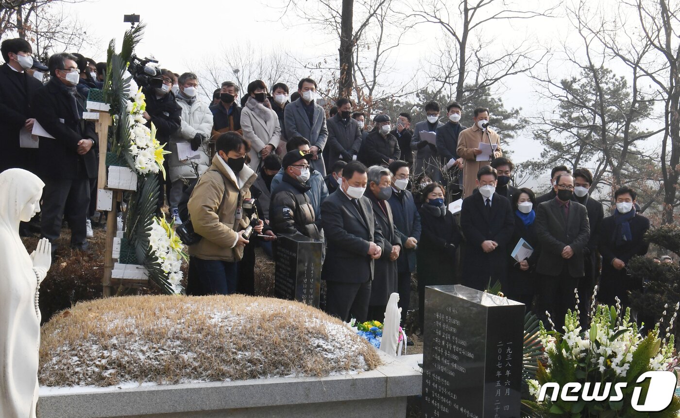본문 이미지 - 이재명 더불어민주당 대선 후보가 29일 오전 경기 남양주시 마석 모란공원 묘역에서 열린 민주주의자 고 김근태 선생 10주기 추모행사에 참석해 고인을 추모하고 있다. 2021.12.29/뉴스1 ⓒ News1 국회사진취재단