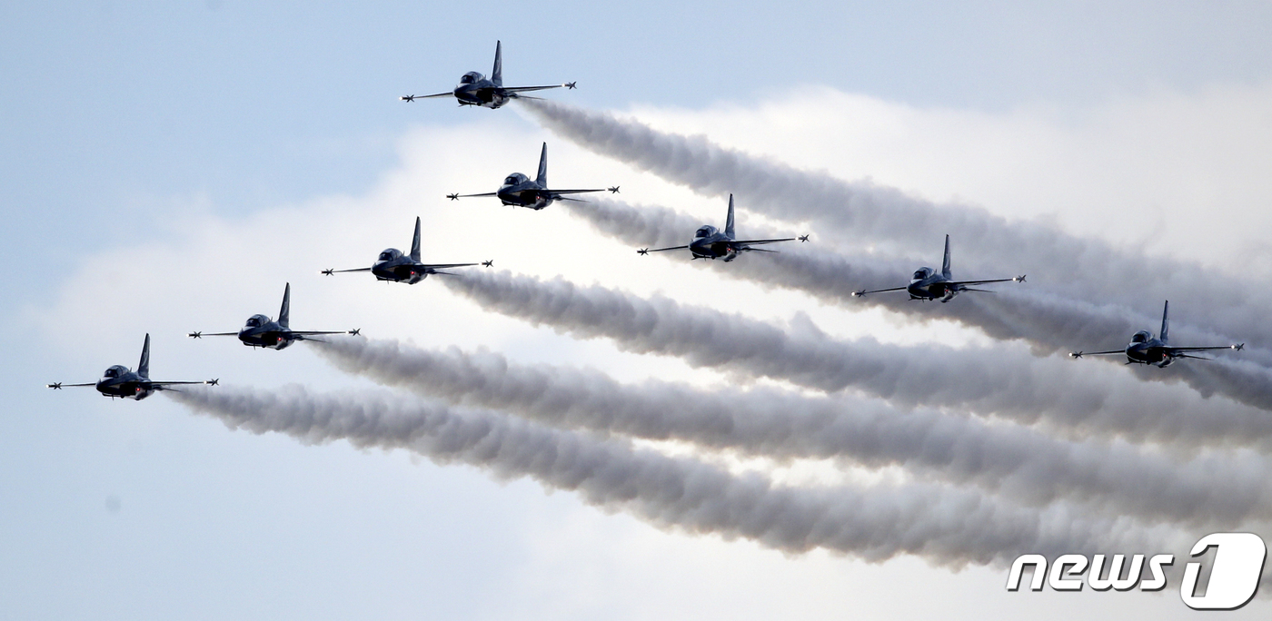 (울산=뉴스1) 윤일지 기자 = 29일 오전 울산 남구 울산대공원 현충탑에서 고 김도현 중령 흉상 제막식이 열린 가운데 공군 특수비행팀 블랙이글스 편대가 현충탑 상공 위로 추모비행 …