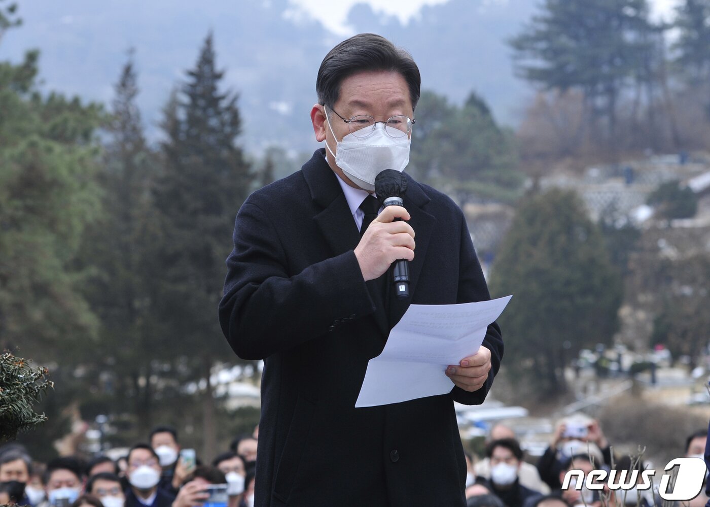 본문 이미지 - 이재명 더불어민주당 대선 후보가 29일 오전 경기 남양주시 마석 모란공원 묘역에서 열린 민주주의자 고 김근태 선생 10주기 추모행사에 참석해 추모사를 하고 있다. 2021.12.29/뉴스1 ⓒ News1 국회사진취재단