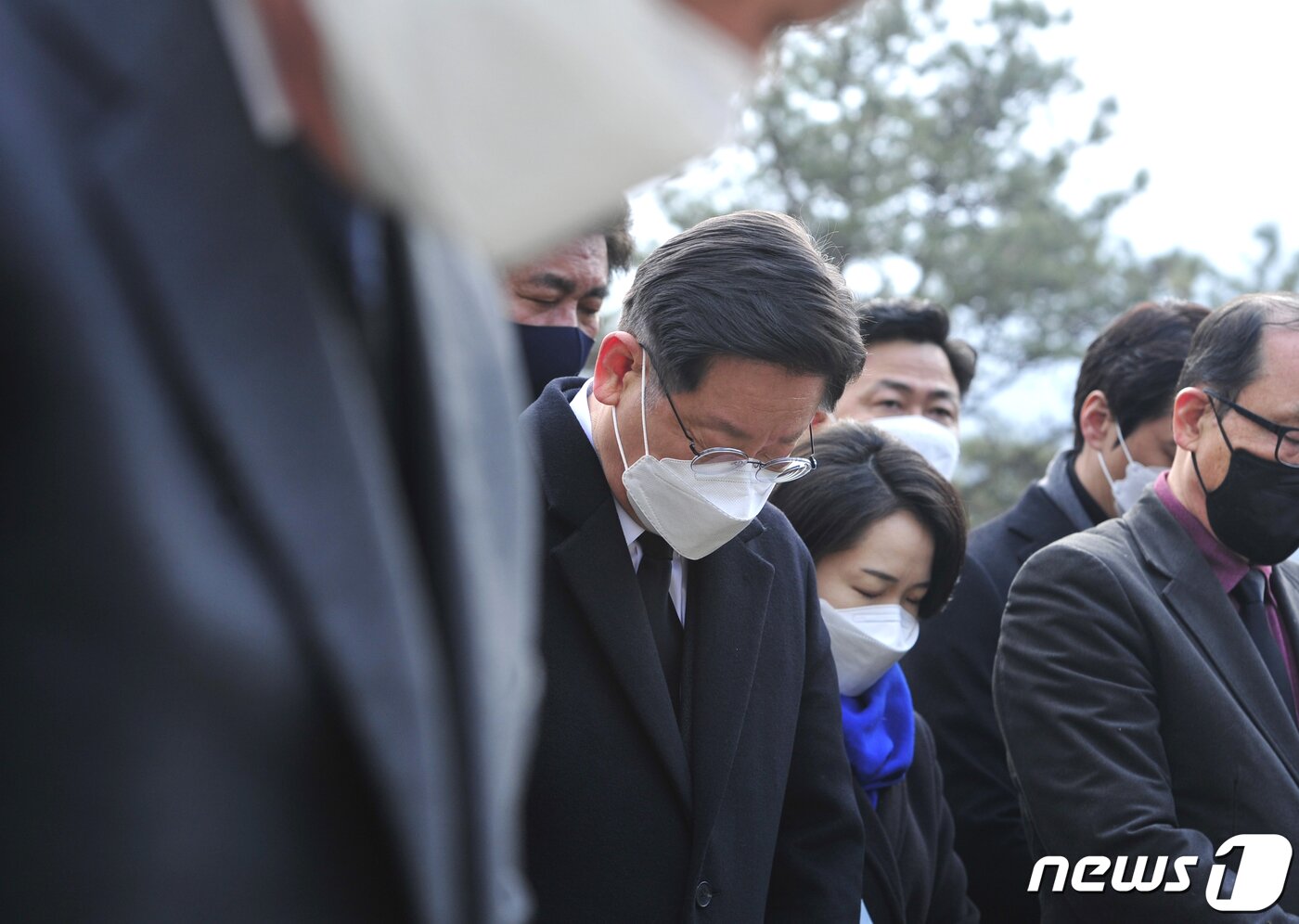 본문 이미지 - 이재명 더불어민주당 대선 후보가 29일 오전 경기 남양주시 마석 모란공원 묘역에서 열린 민주주의자 고 김근태 선생 10주기 추모행사에 참석해 묵념을 하고 있다. 2021.12.29/뉴스1 ⓒ News1 국회사진취재단