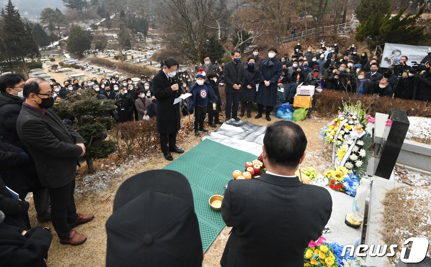 본문 이미지 - 이재명 더불어민주당 대선 후보가 29일 오전 경기 남양주시 마석 모란공원 묘역에서 열린 민주주의자 고 김근태 선생 10주기 추모행사에 참석해 추모사를 하고 있다. 2021.12.29/뉴스1 ⓒ News1 국회사진취재단