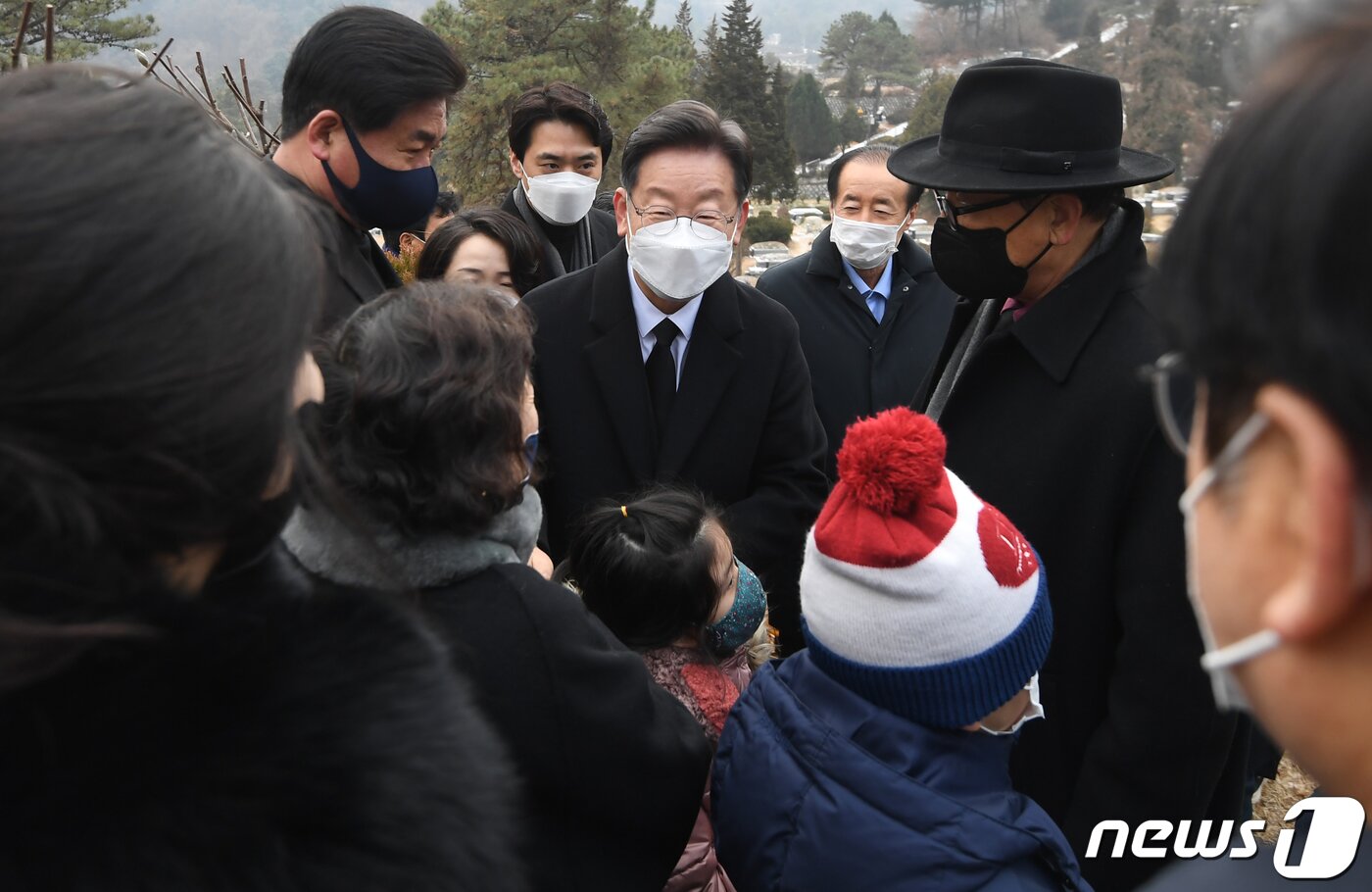 본문 이미지 - 이재명 더불어민주당 대선 후보가 29일 오전 경기 남양주시 마석 모란공원 묘역에서 열린 민주주의자 고 김근태 선생 10주기 추모행사에 참석해 유가족과 인사하고 있다. 2021.12.29/뉴스1 ⓒ News1 국회사진취재단