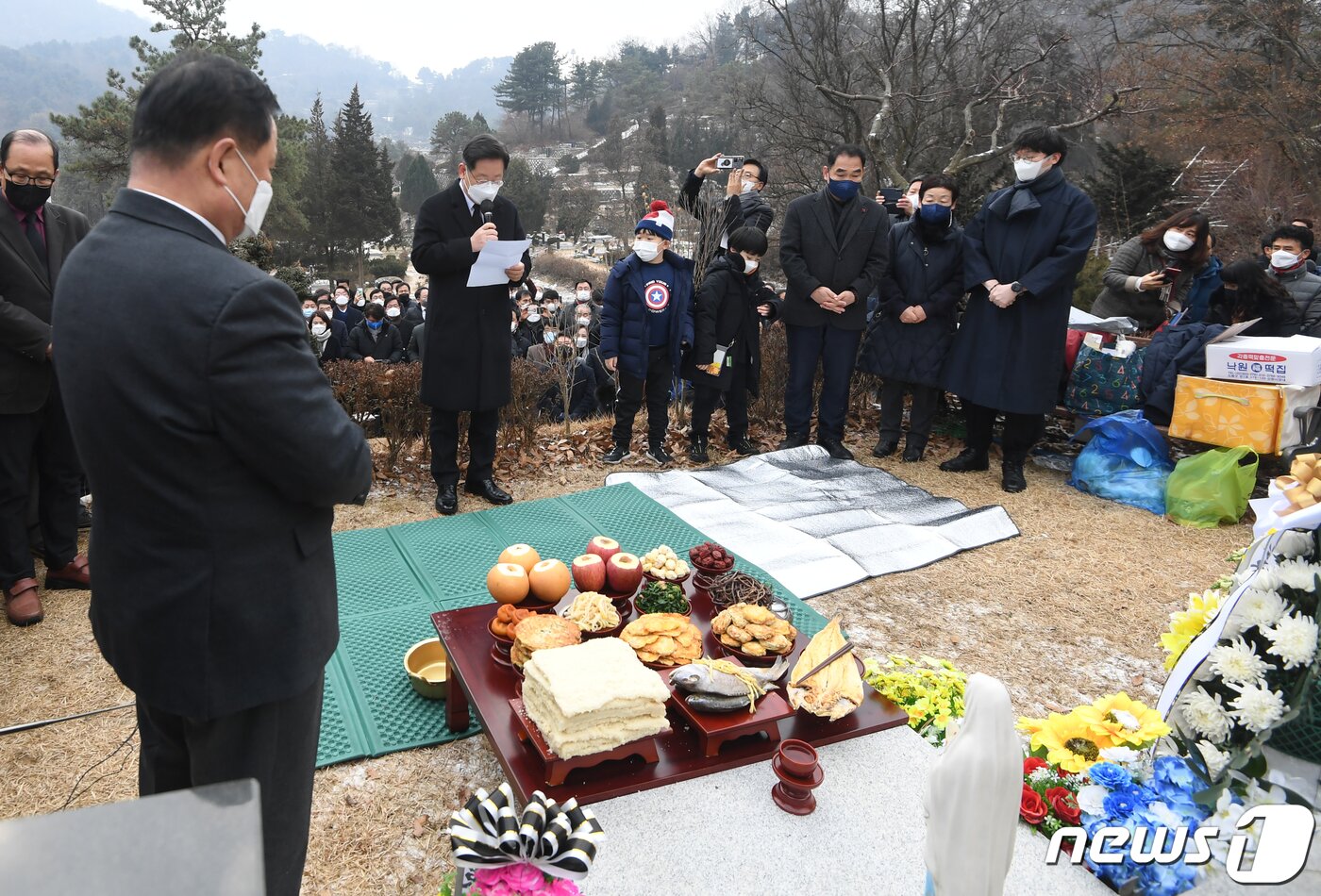 본문 이미지 - 이재명 더불어민주당 대선 후보가 29일 오전 경기 남양주시 마석 모란공원 묘역에서 열린 민주주의자 고 김근태 선생 10주기 추모행사에 참석해 추모사를 하고 있다. 2021.12.29/뉴스1 ⓒ News1 국회사진취재단