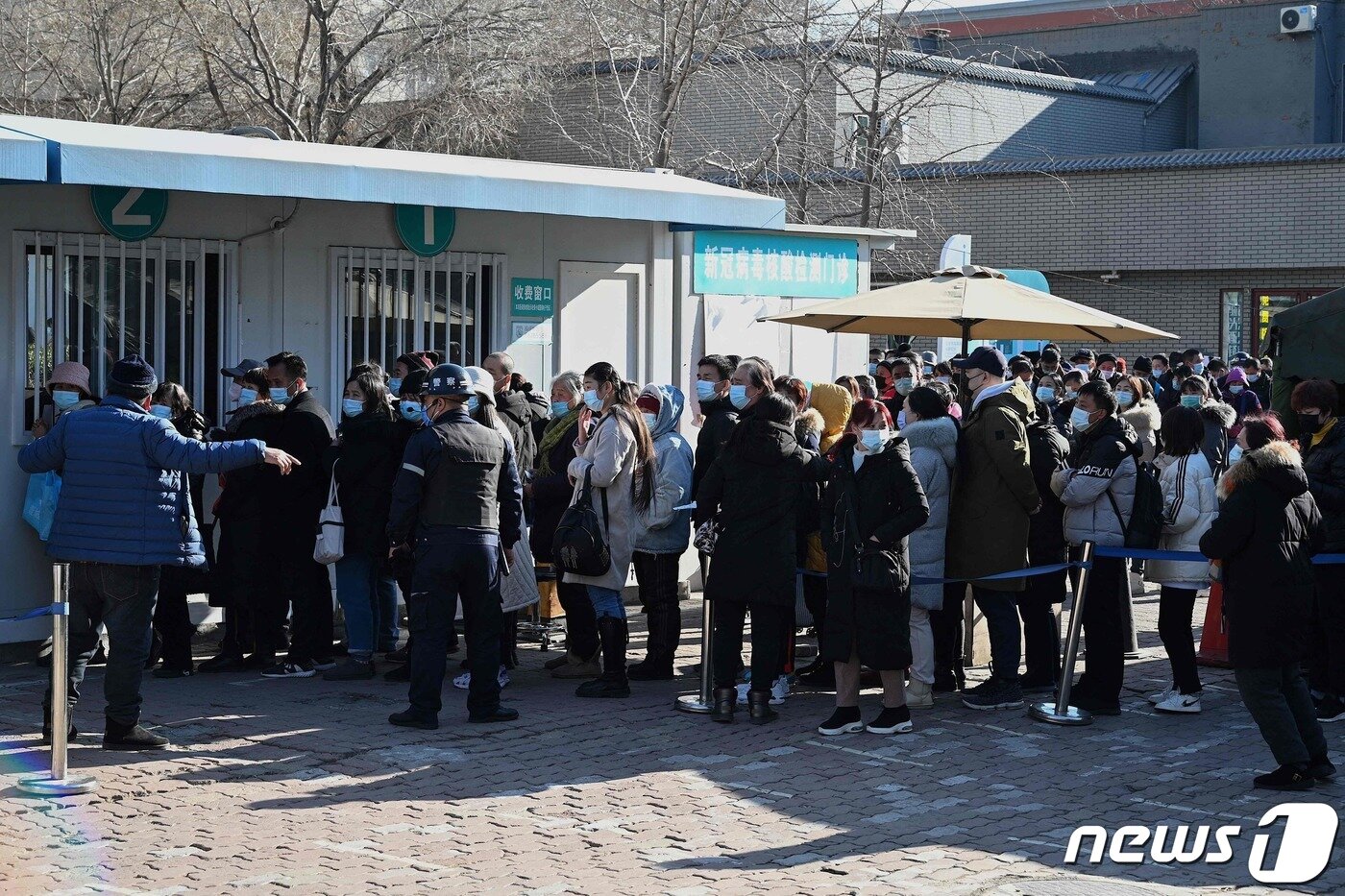 본문 이미지 - 28일(현지시간) 중국 베이징에 마련된 코로나19 검사소에서 주민들이 면봉 검사를 받기 위해 길게 줄을 서 있다. ⓒ AFP=뉴스1 ⓒ News1 우동명 기자