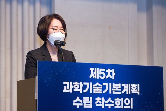 본문 이미지 - 임혜숙 과학기술정보통신부 장관이 29일 오전 서울 서초구 엘타워에서 열린 '제5차 과학기술기본계획 수립 착수회의'에서 환영사를 하고 있다. (과학기술정보통신부 제공) 2021.12.29/뉴스1