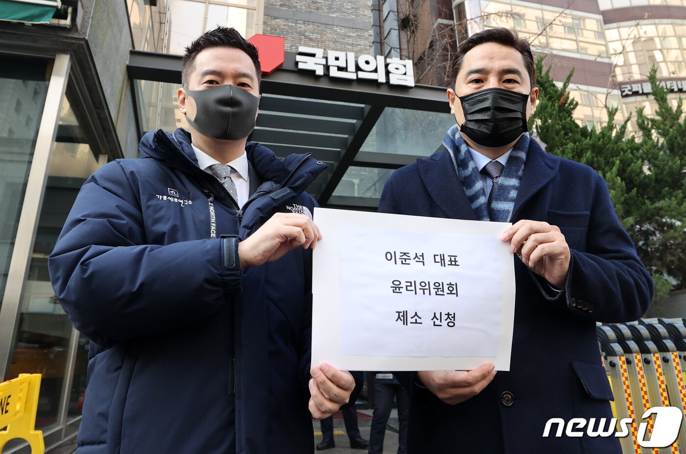 본문 이미지 - 유튜브 채널 가로세로연구소(가세연) 김세의 대표와 강용석 변호사가 29일 오전 서울 여의도 국민의힘 당사 앞에서 이준석 국민의힘 대표에 대한 당 윤리위원회 제소 신청서를 들어보이고 있다. 강 변호사는 이날 이준석 대표를 '성상납 의혹'과 관련, 당 윤리위원회에 제소했다고 밝혔다. 앞서 가세연은 지난 27일 "이 대표가 2013년 7월 김성진 아이카이스트 대표로부터 성 접대를 받았다＂고 주장했고, 이 대표는 거짓의혹이라며 법적 대응 방침을 밝혔다. 2021.12.29/뉴스1 ⓒ News1 구윤성 기자
