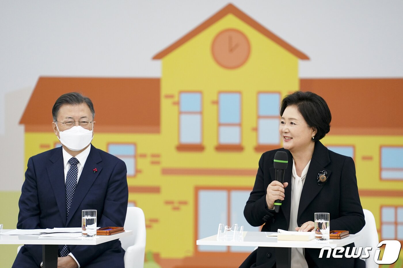 본문 이미지 - 문재인 대통령의 부인 김정숙 여사가 충남 공주시 공주대학교 옥룡캠퍼스에서 열린 공주대학교 부설 특수학교 설립 간담회에 참석해 발언하고 있다. 2021.12.29/뉴스1 ⓒ News1 이광호 기자