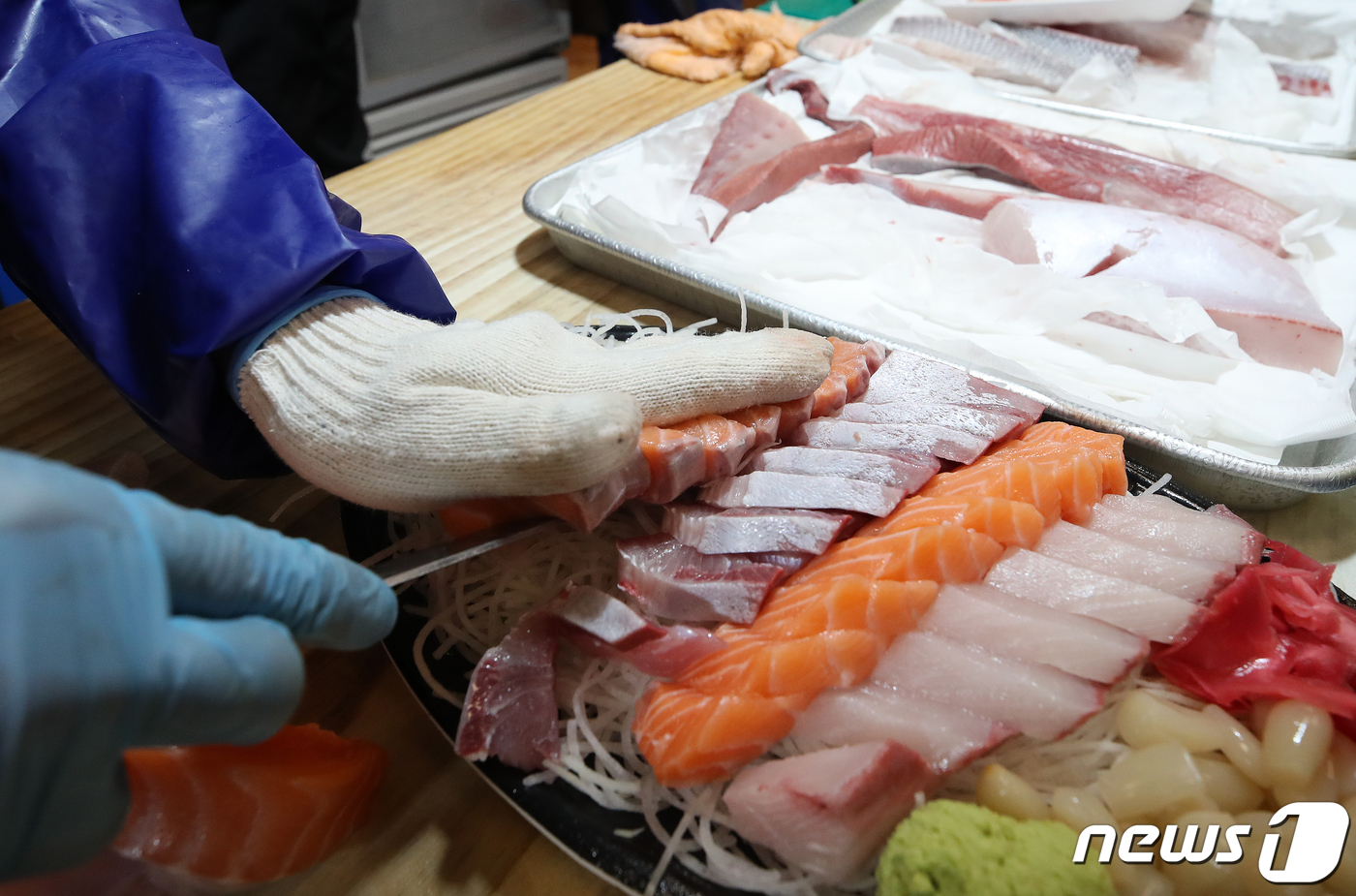 (서울=뉴스1) 김진환 기자 = 우럭과 광어의 몸값이 치솟으면서 '국민 횟감' 자리를 위협받고 있다. 신종 코로나바이러스 감염증(코로나19) 여파로 주요 산지 출하량이 평년 대비 …