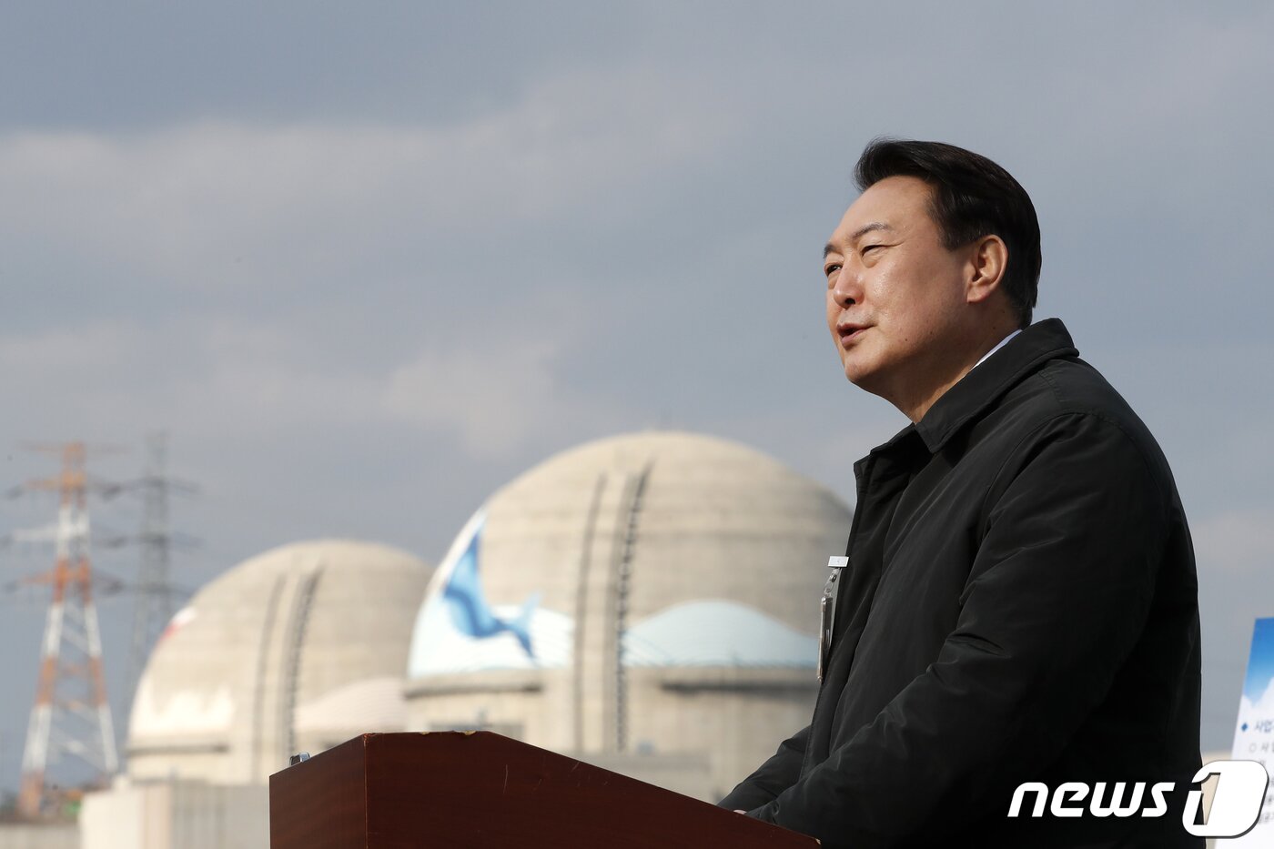 본문 이미지 - 윤석열 당시 국민의힘 대선 후보가 지난 12월29일 오후 경북 울진군 신한울원자력 발전소 3,4호기 부지에서 원전 관련 입장을 밝히고 있다. 2021.12.29/뉴스1 ⓒ News1 이승배 기자