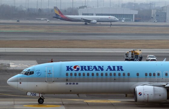 본문 이미지 - 김포공항 계류장에서 대한항공과 아시아나항공 소속 여객기가 이륙 준비를 하고 있다. /뉴스1 ⓒ News1 