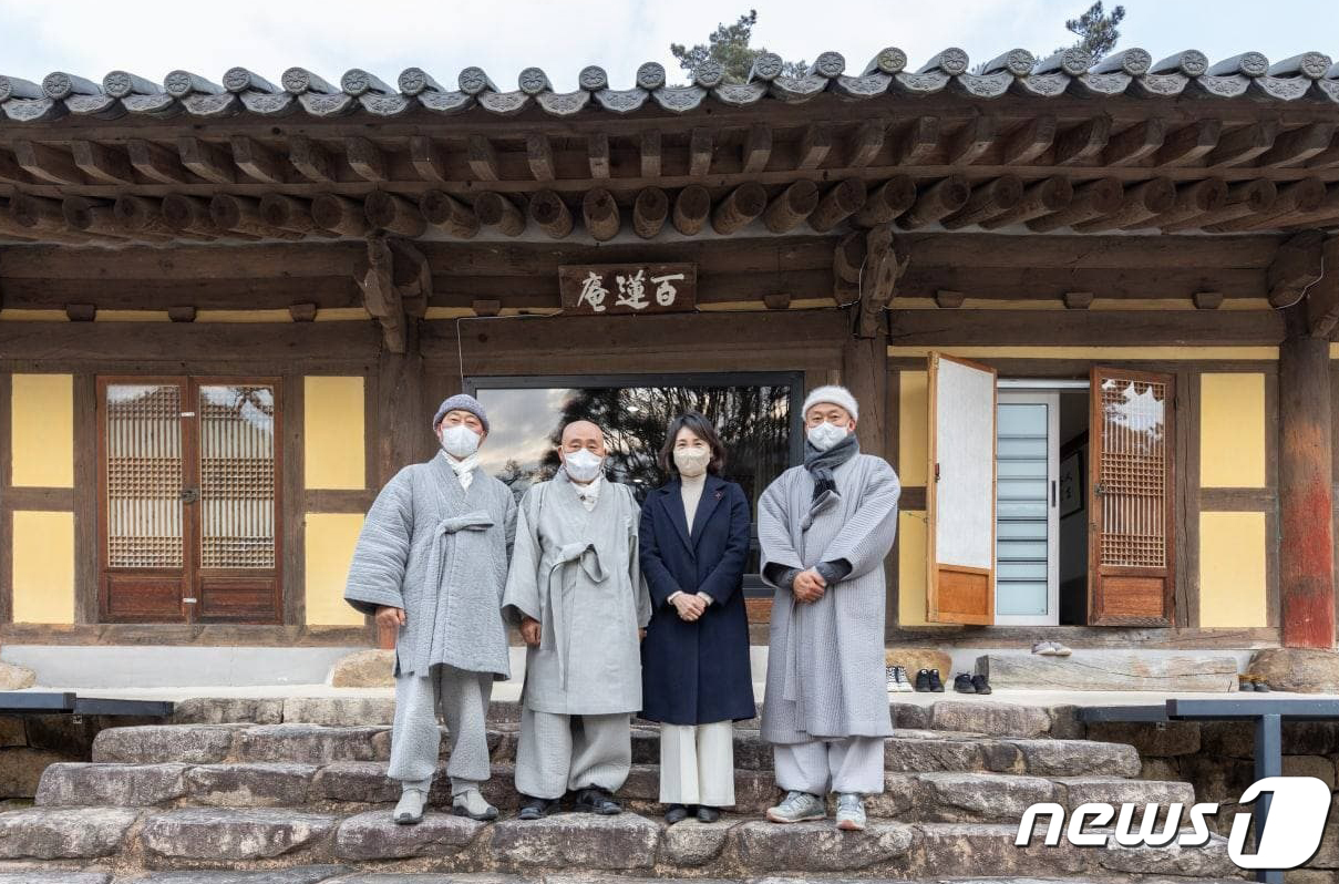 (서울=뉴스1) 오대일 기자 = 이재명 더불어민주당 대통령 후보 배우자 김혜경 씨가 지난 28일 조계종 제10교구 본사로 경북 영천에 소재한 은해사를 방문해 경북 불교계 지도자 돈 …