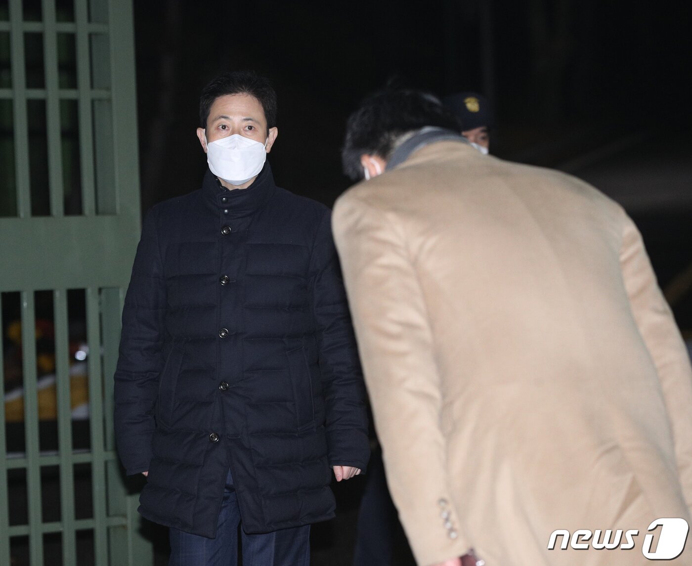 본문 이미지 - 고발사주 의혹의 핵심 피의자인 손준성 대구고검 인권보호관(전 대검 수사정보정책관)이 3일 오전 구속영장이 기각된 후 경기 의왕시 서울구치소를 나서고 있다. 2021.12.3/뉴스1 ⓒ News1 신웅수 기자