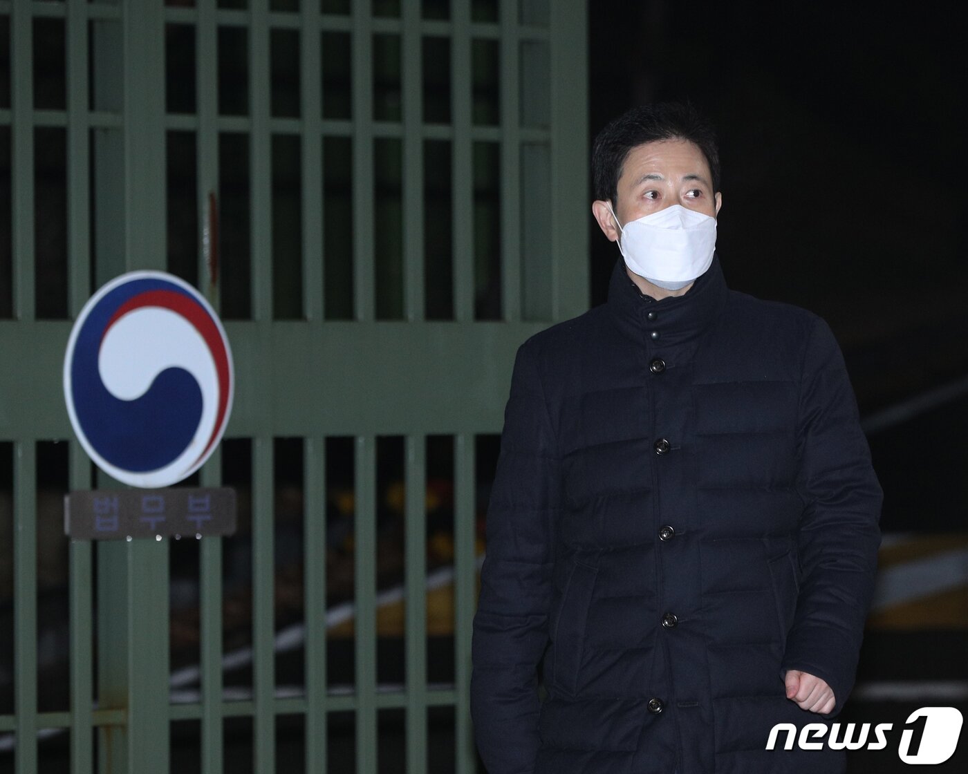 본문 이미지 - 고발사주 의혹의 핵심 피의자인 손준성 대구고검 인권보호관&#40;전 대검 수사정보정책관&#41;이 3일 오전 구속영장이 기각된 후 경기 의왕시 서울구치소를 나서고 있다. 서보민 서울중앙지법 영장전담 부장판사는 이날 직권남용권리행사방해 등 혐의를 받는 손 검사에 대한 공수처의 구속영장 청구를 기각했다. 서 부장판사는 기각 사유에 대해 &#34;피의자의 방어권 보장이 필요한 것으로 보이는 반면 구속의 사유와 필요성·상당성에 대한 소명은 충분하지 않다＂고 밝혔다. 2021.12.3/뉴스1 ⓒ News1 신웅수 기자