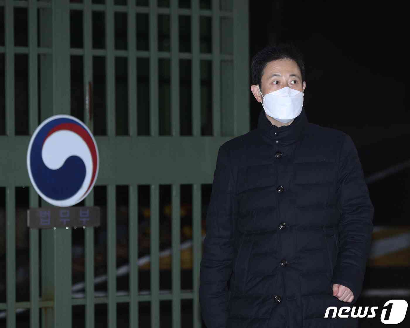 고발사주 의혹의 핵심 피의자인 손준성 대구고검 인권보호관(전 대검 수사정보정책관)이 3일 오전 구속영장이 기각된 후 경기 의왕시 서울구치소를 나서고 있다. 서보민 서울중앙지법 영장전담 부장판사는 이날 직권남용권리행사방해 등 혐의를 받는 손 검사에 대한 공수처의 구속영장 청구를 기각했다. 서 부장판사는 기각 사유에 대해