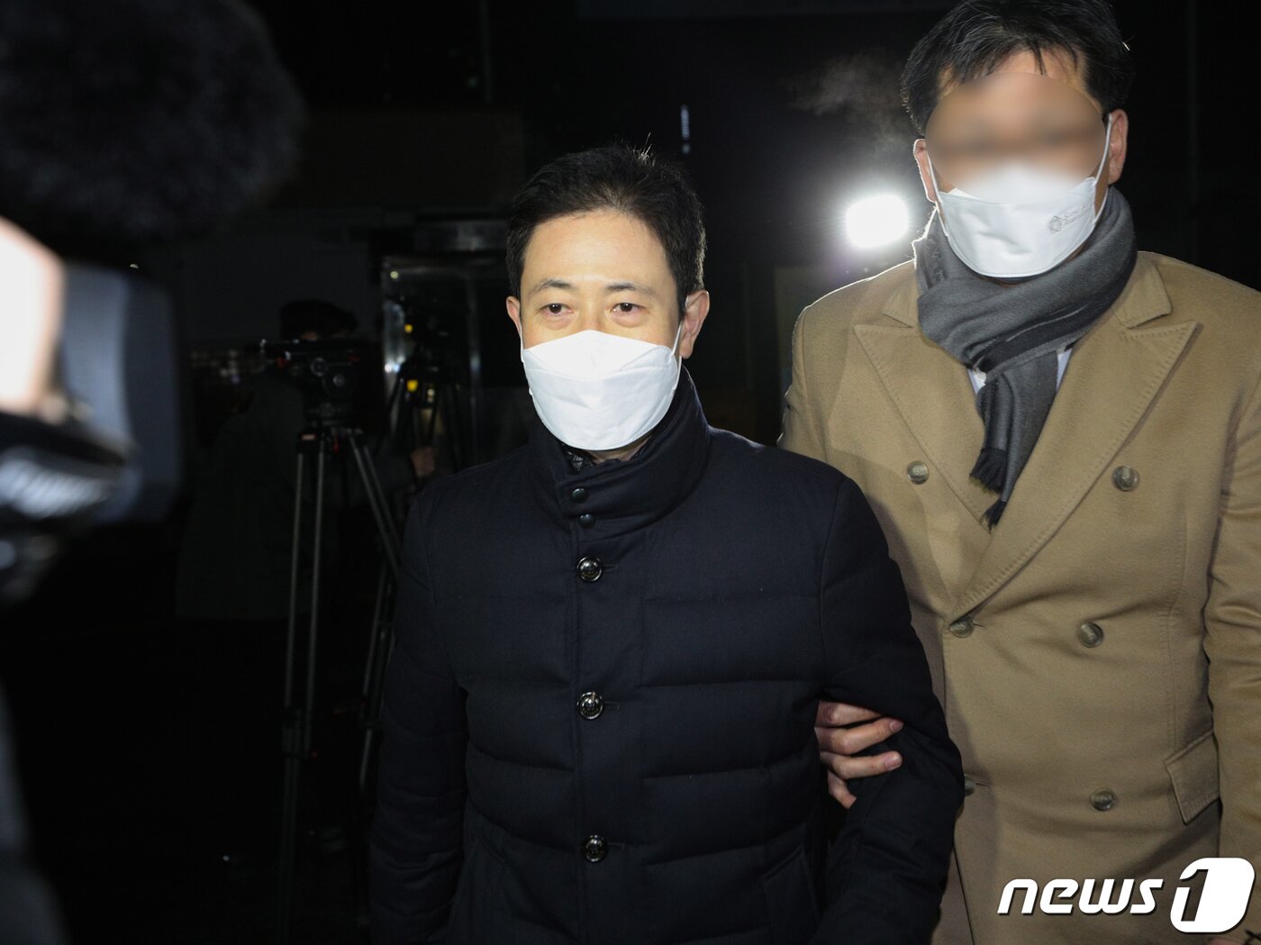 본문 이미지 - 고발사주 의혹의 핵심 피의자인 손준성 대구고검 인권보호관&#40;전 대검 수사정보정책관&#41;이 3일 오전 구속영장이 기각된 후 경기 의왕시 서울구치소를 나서고 있다. 서보민 서울중앙지법 영장전담 부장판사는 이날 직권남용권리행사방해 등 혐의를 받는 손 검사에 대한 공수처의 구속영장 청구를 기각했다. 서 부장판사는 기각 사유에 대해 &#34;피의자의 방어권 보장이 필요한 것으로 보이는 반면 구속의 사유와 필요성·상당성에 대한 소명은 충분하지 않다＂고 밝혔다. 2021.12.3/뉴스1 ⓒ News1 신웅수 기자