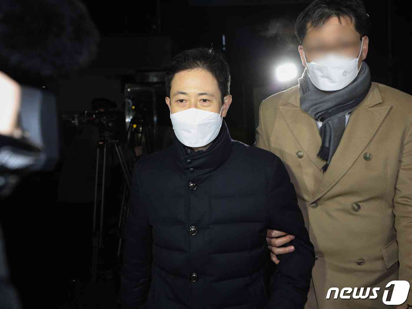 고발사주 의혹의 핵심 피의자인 손준성 대구고검 인권보호관(전 대검 수사정보정책관)이 3일 오전 구속영장이 기각된 후 경기 의왕시 서울구치소를 나서고 있다. 서보민 서울중앙지법 영장전담 부장판사는 이날 직권남용권리행사방해 등 혐의를 받는 손 검사에 대한 공수처의 구속영장 청구를 기각했다. 서 부장판사는 기각 사유에 대해